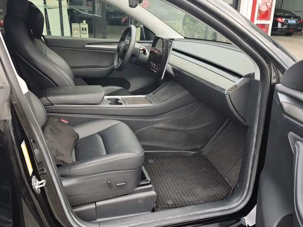 Tesla Model Y — фото 10