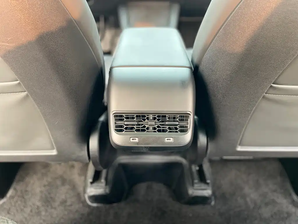 Tesla Model Y — фото 17