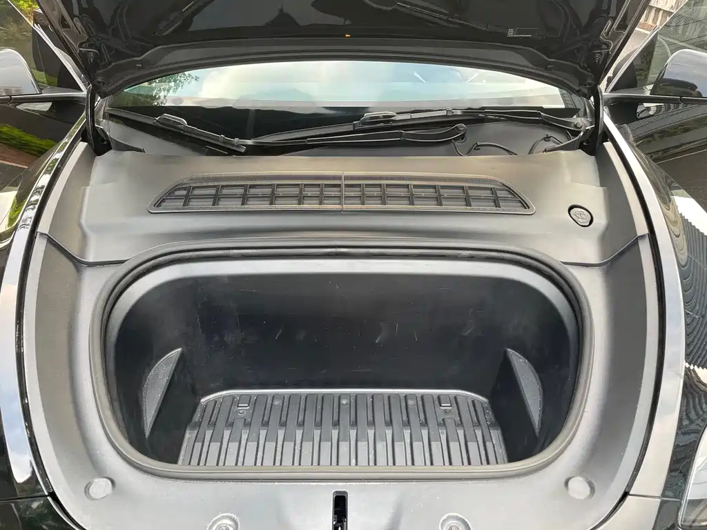 Tesla Model Y — фото 20