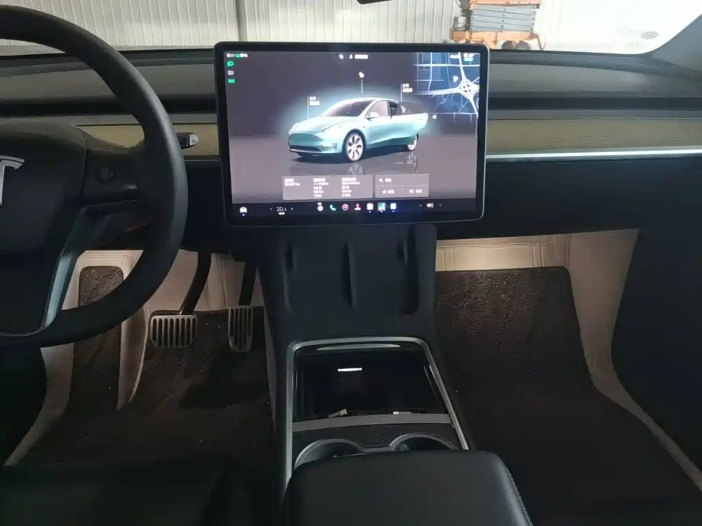 Tesla Model Y — фото 13