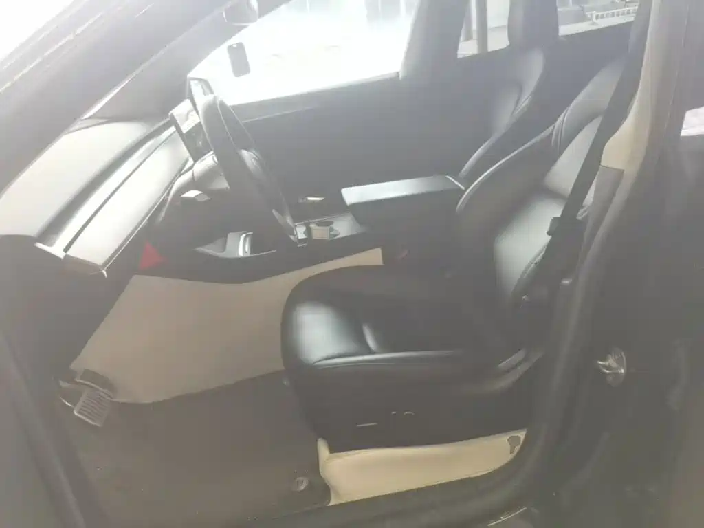 Tesla Model Y — фото 15