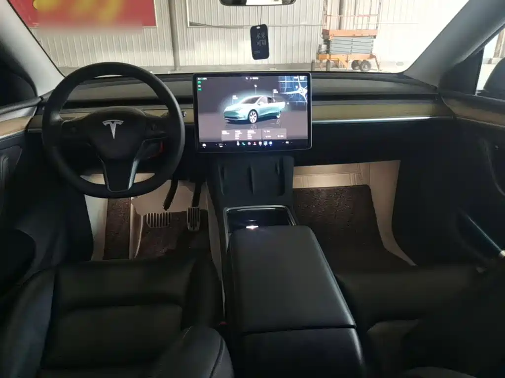 Tesla Model Y — фото 10
