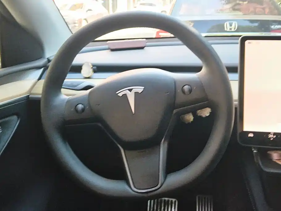 Tesla Model Y — фото 15