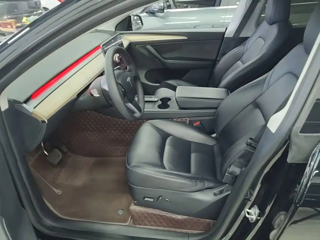 Tesla Model Y — фото 15