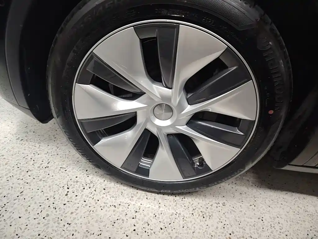 Tesla Model Y — фото 25
