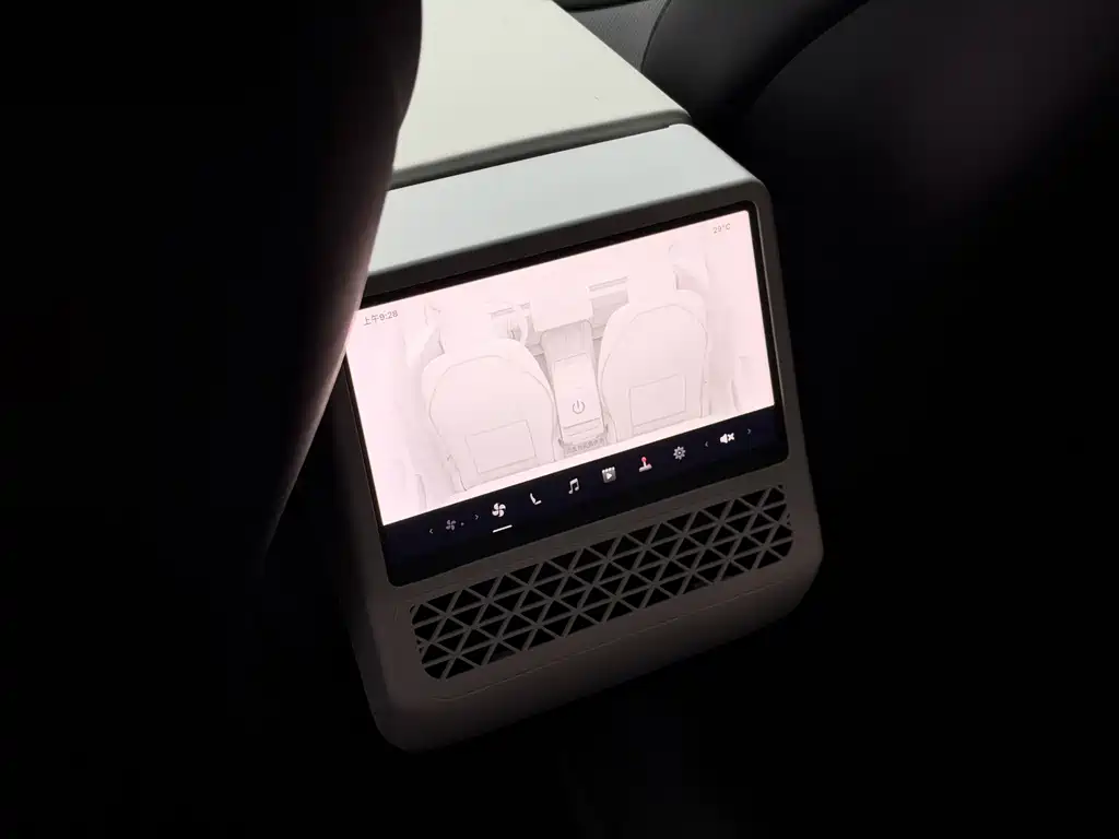 Tesla Model 3 — фото 11