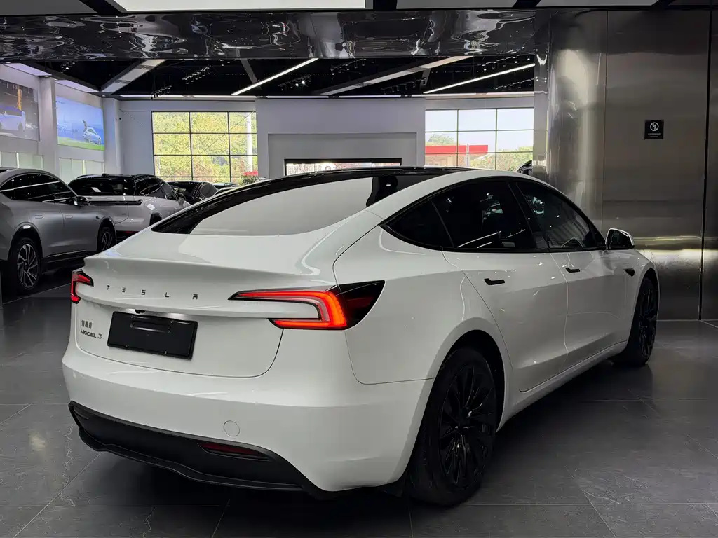Tesla Model 3 — фото 14