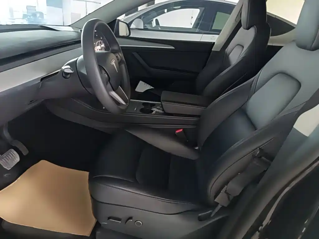 Tesla Model Y — фото 15