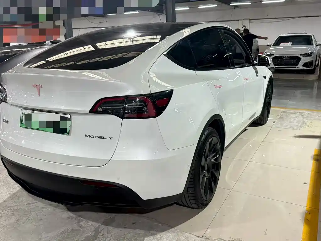 Tesla Model Y — фото 5