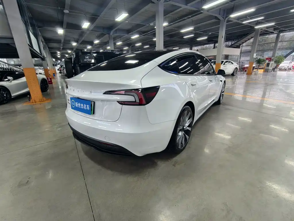 Tesla Model 3 — фото 10