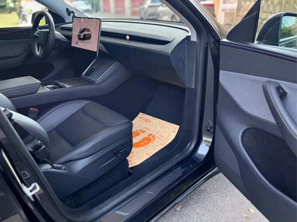 Tesla Model Y — фото 11