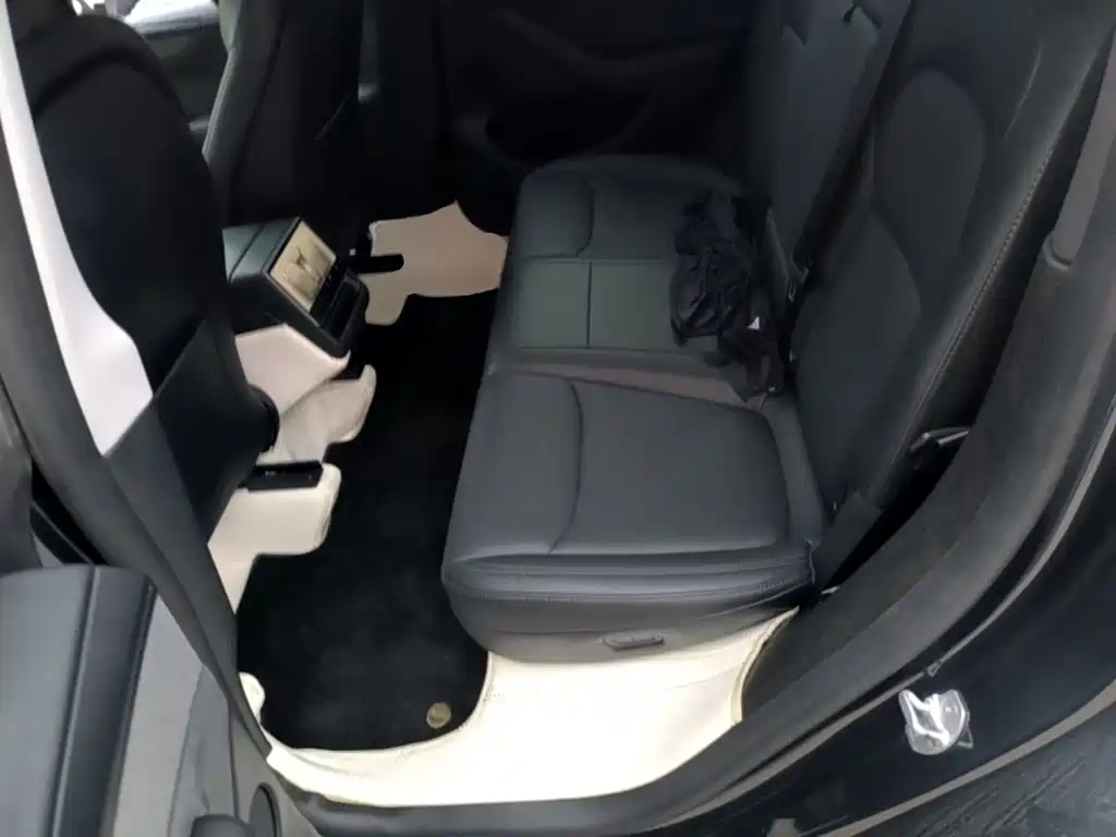 Tesla Model Y — фото 17