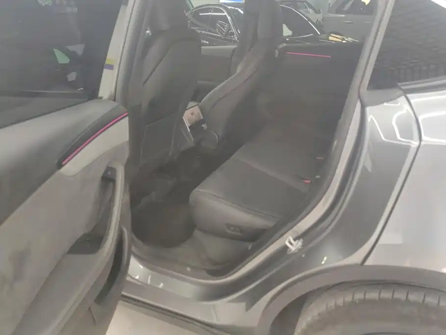 Tesla Model Y — фото 11