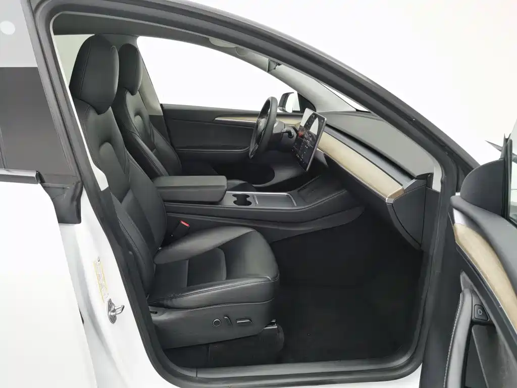 Tesla Model Y — фото 23