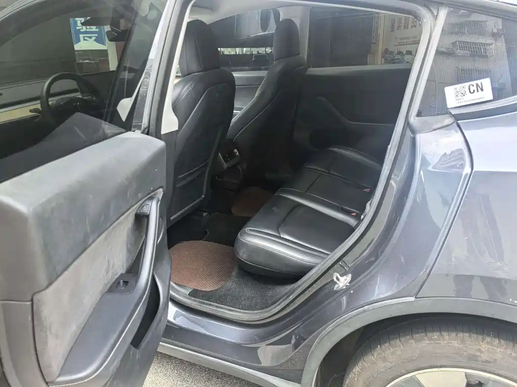 Tesla Model Y — фото 8