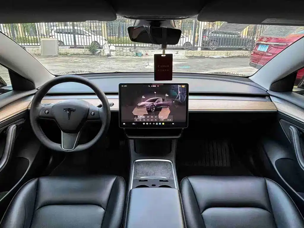 Tesla Model 3 — фото 5