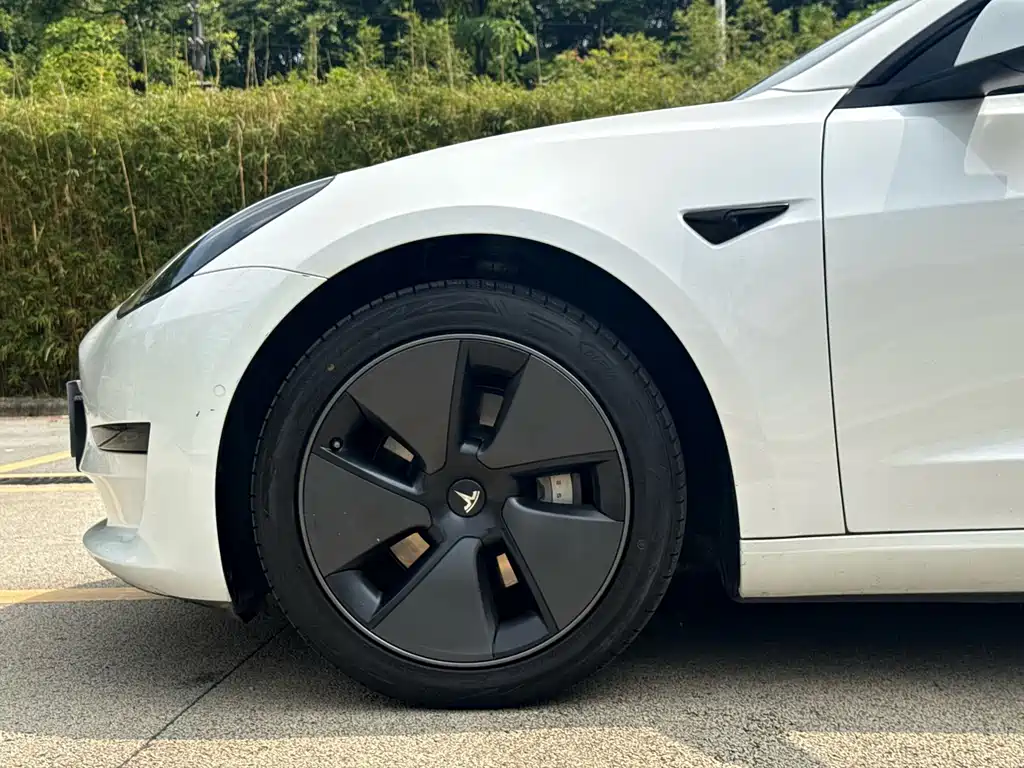 Tesla Model 3 — фото 13