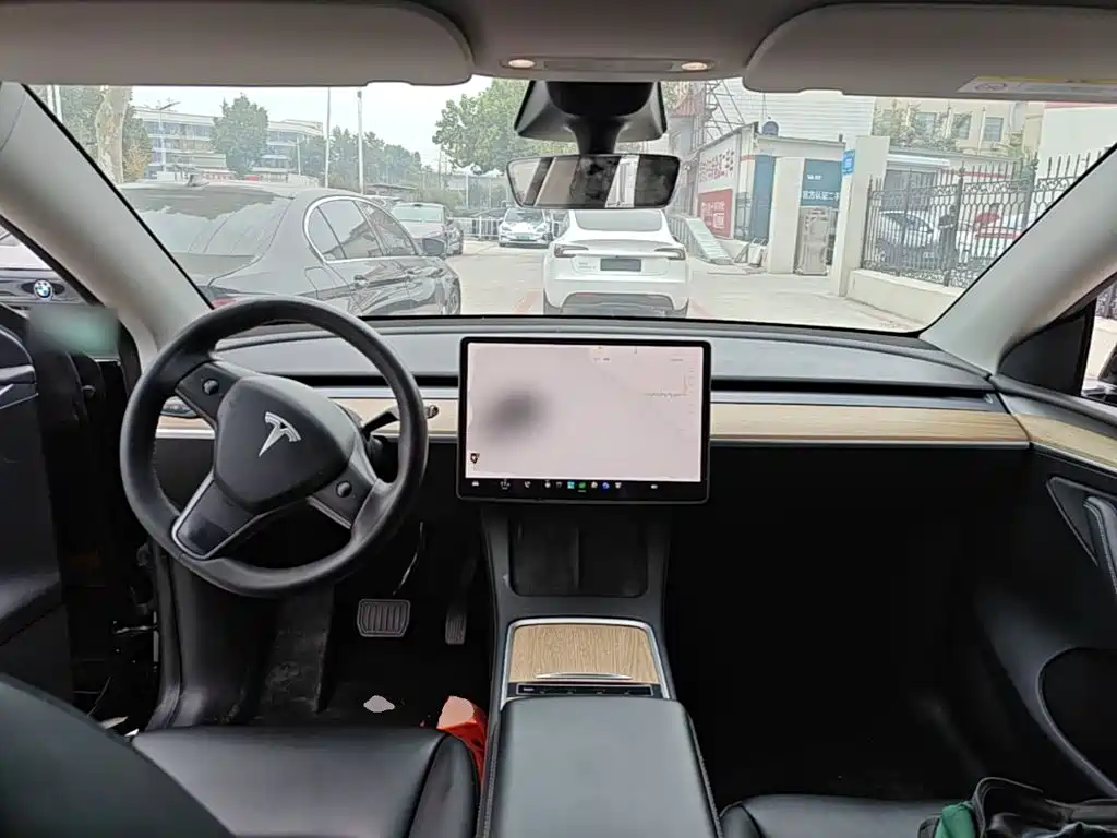 Tesla Model Y — фото 10