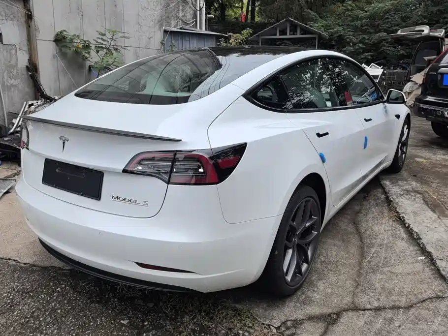 Tesla Model 3 — фото 3