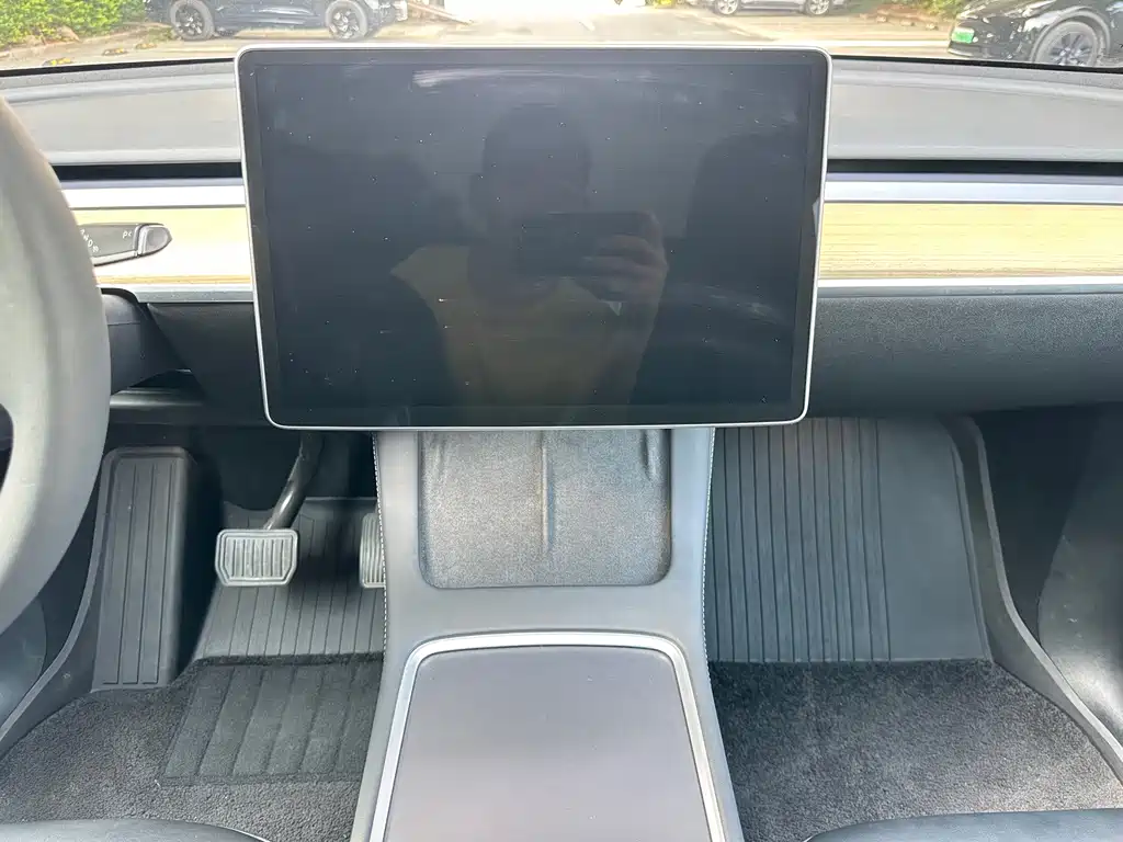 Tesla Model Y — фото 15