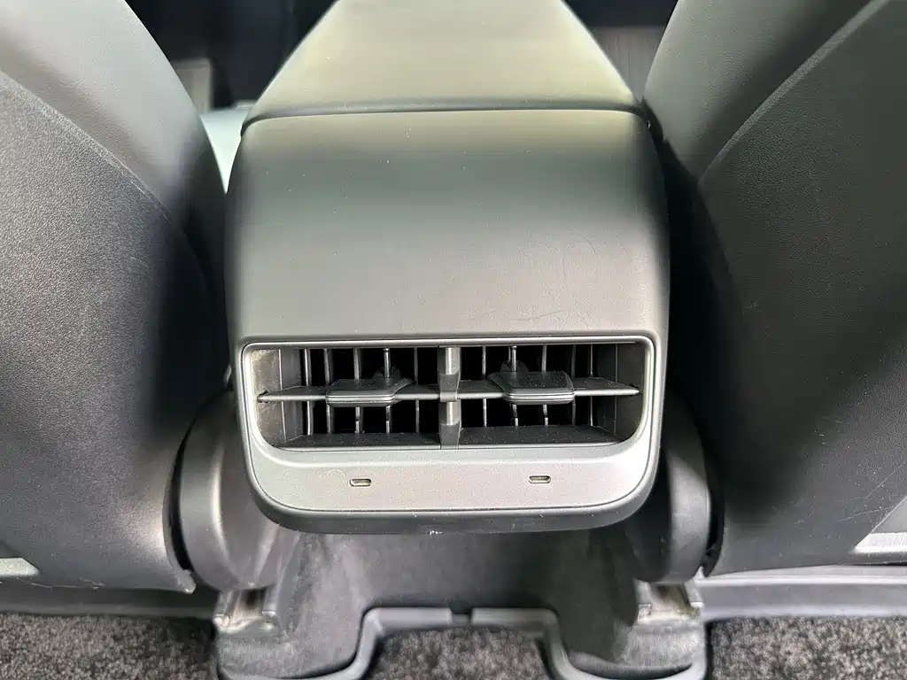 Tesla Model Y — фото 18