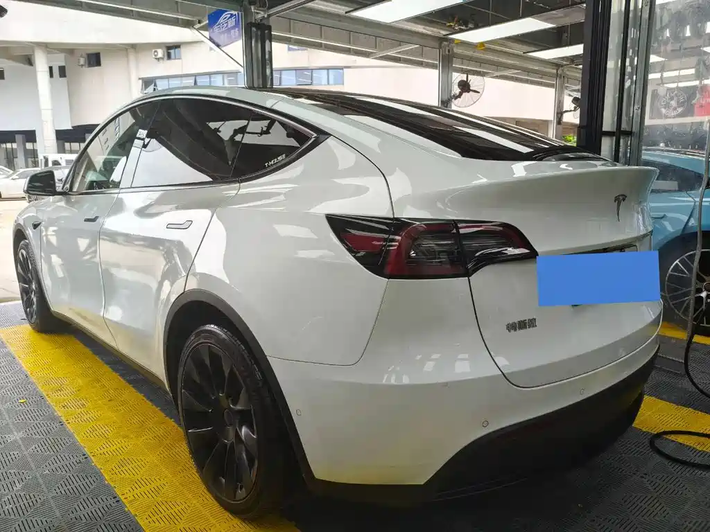 Tesla Model Y — фото 8