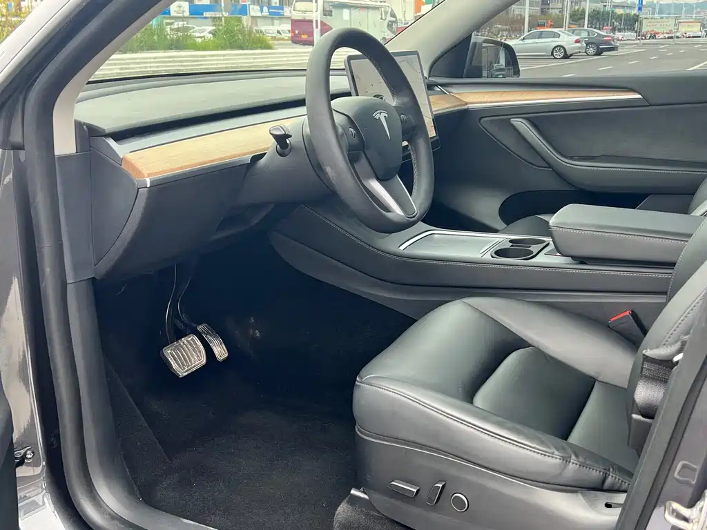 Tesla Model Y — фото 7
