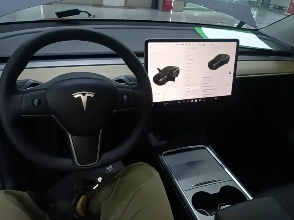 Tesla Model Y — фото 10