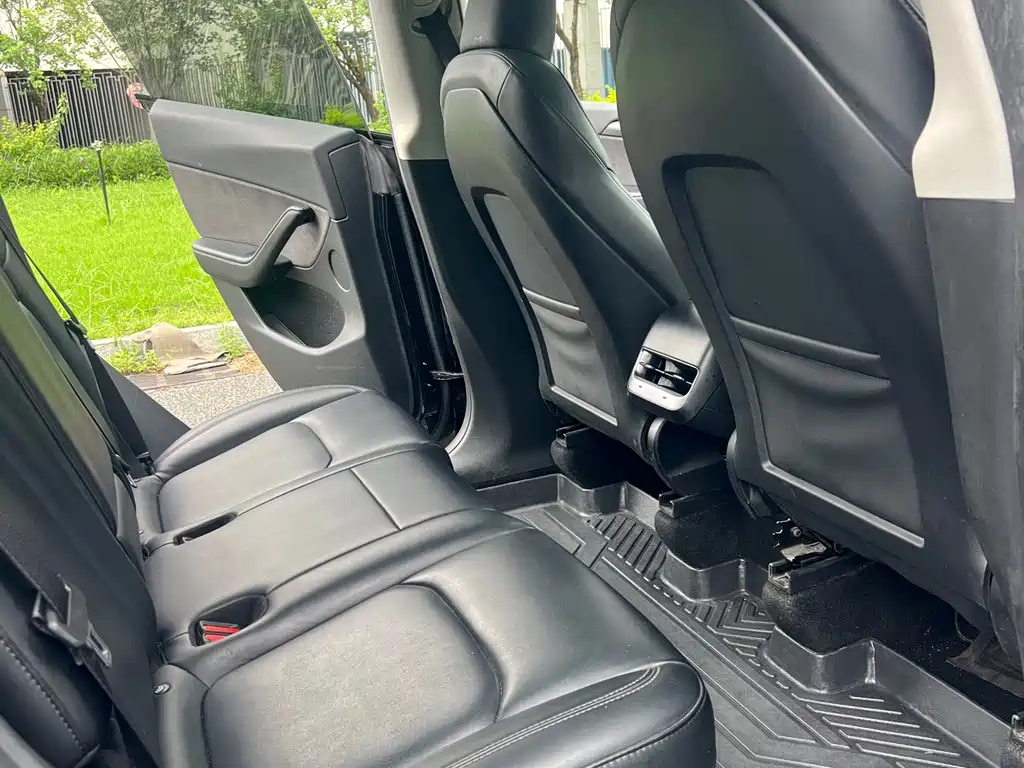 Tesla Model Y — фото 11