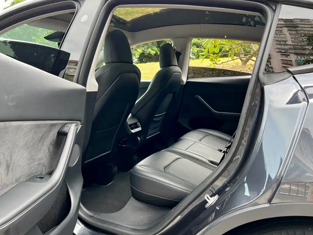 Tesla Model Y — фото 14