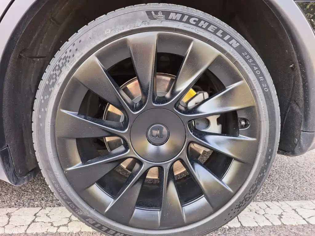 Tesla Model Y — фото 15