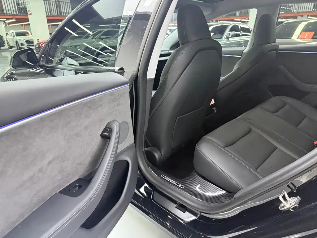 Tesla Model 3 — фото 14