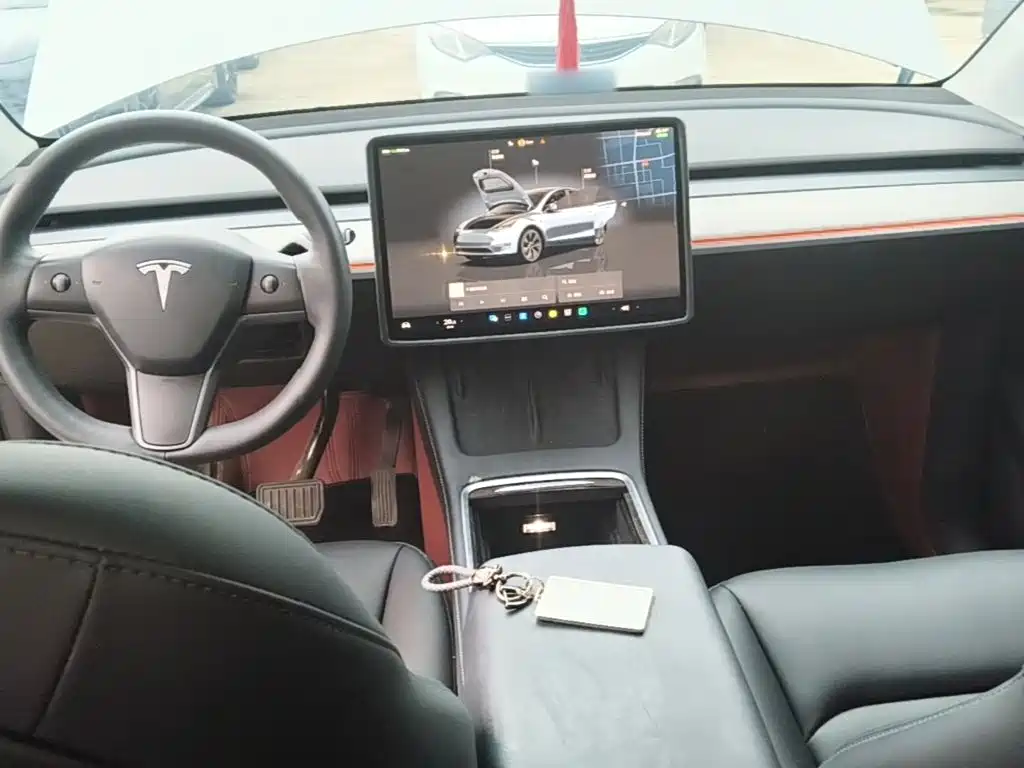 Tesla Model Y — фото 10