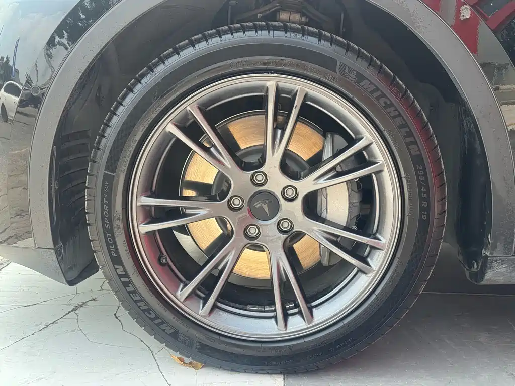 Tesla Model Y — фото 8