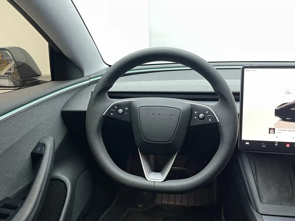 Tesla Model 3 — фото 9