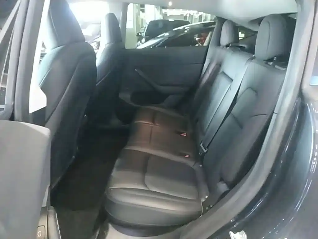 Tesla Model Y — фото 17