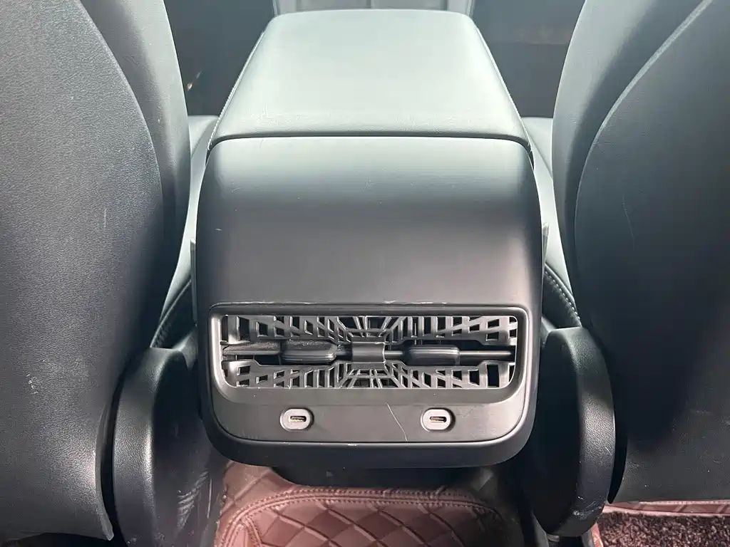 Tesla Model Y — фото 11
