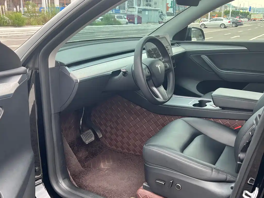 Tesla Model Y — фото 8