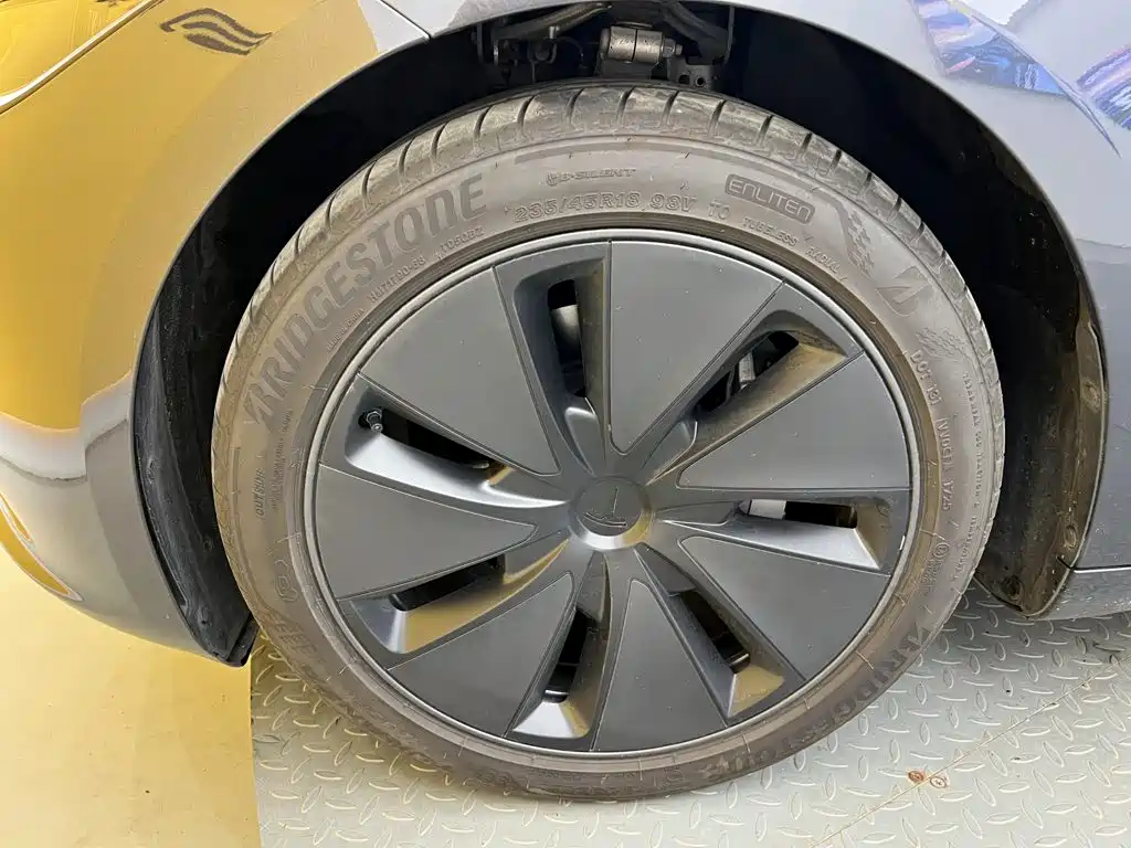 Tesla Model 3 — фото 10