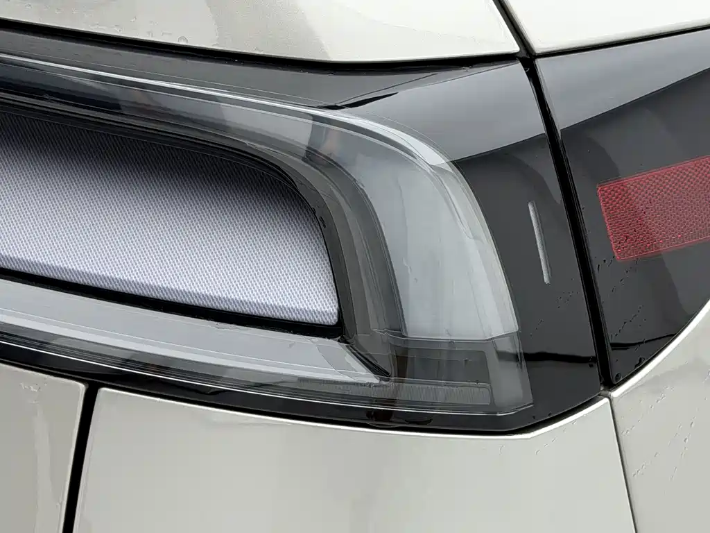 Tesla Model Y L — фото 7