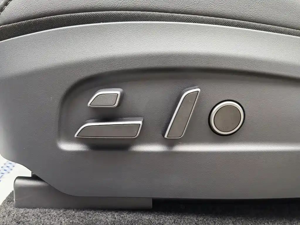 Tesla Model Y L — фото 13