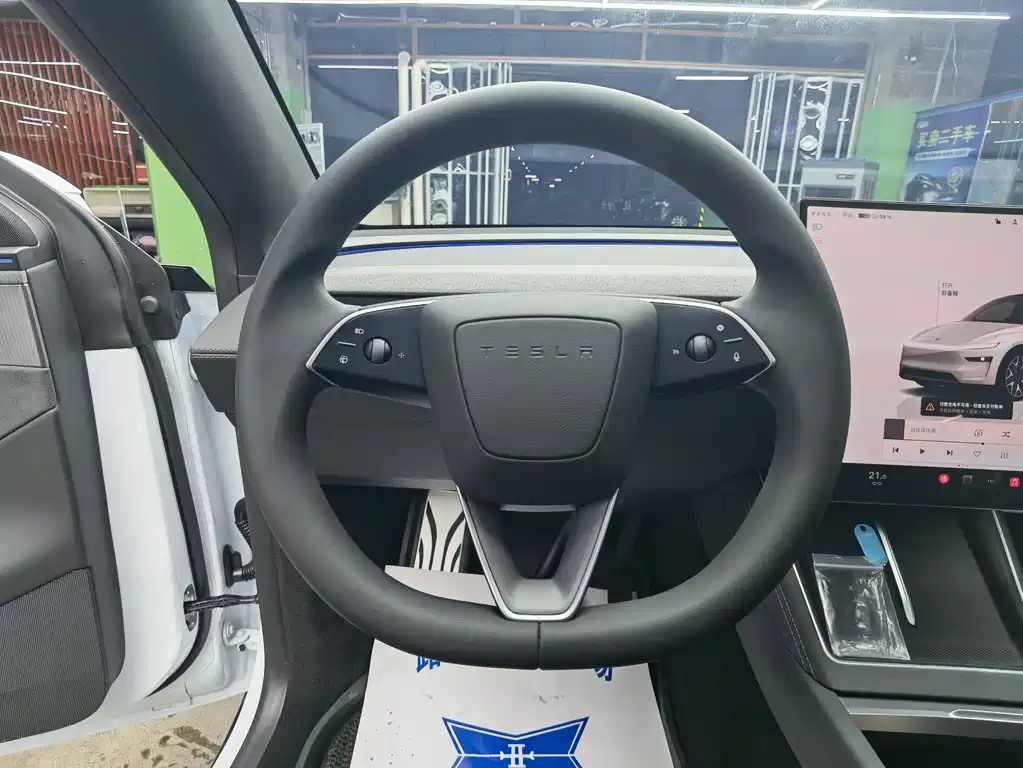 Tesla Model Y L — фото 10