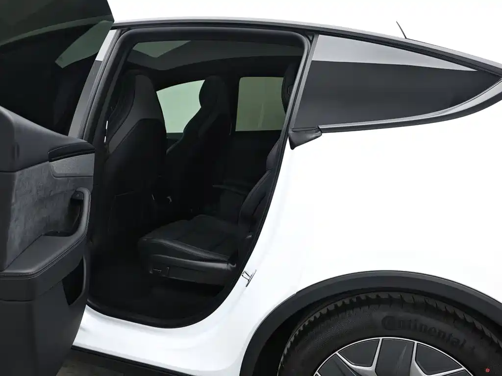 Tesla Model Y L — фото 13