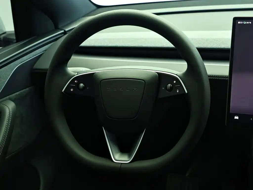 Tesla Model Y L — фото 15