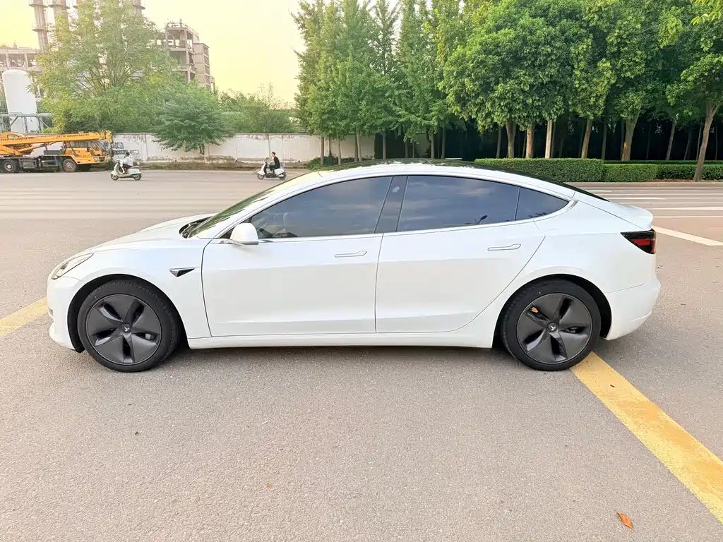 Tesla Model 3 — фото 8