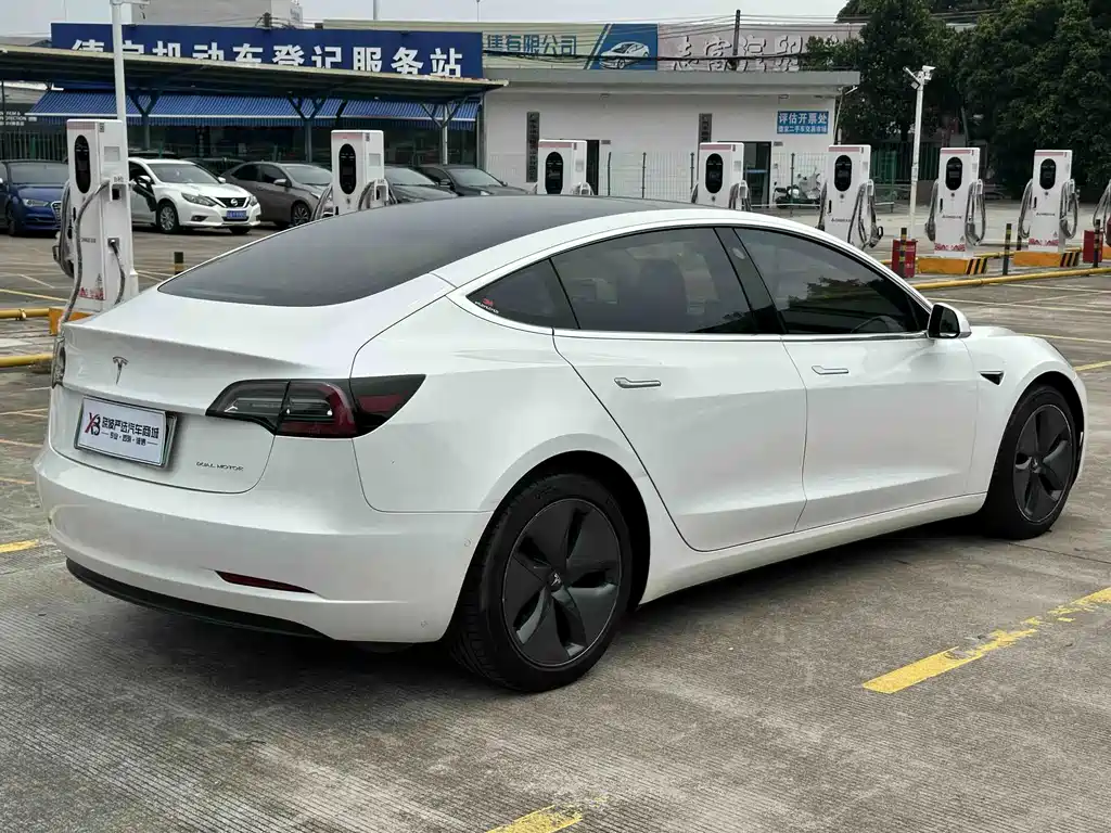 Tesla Model 3 — фото 5