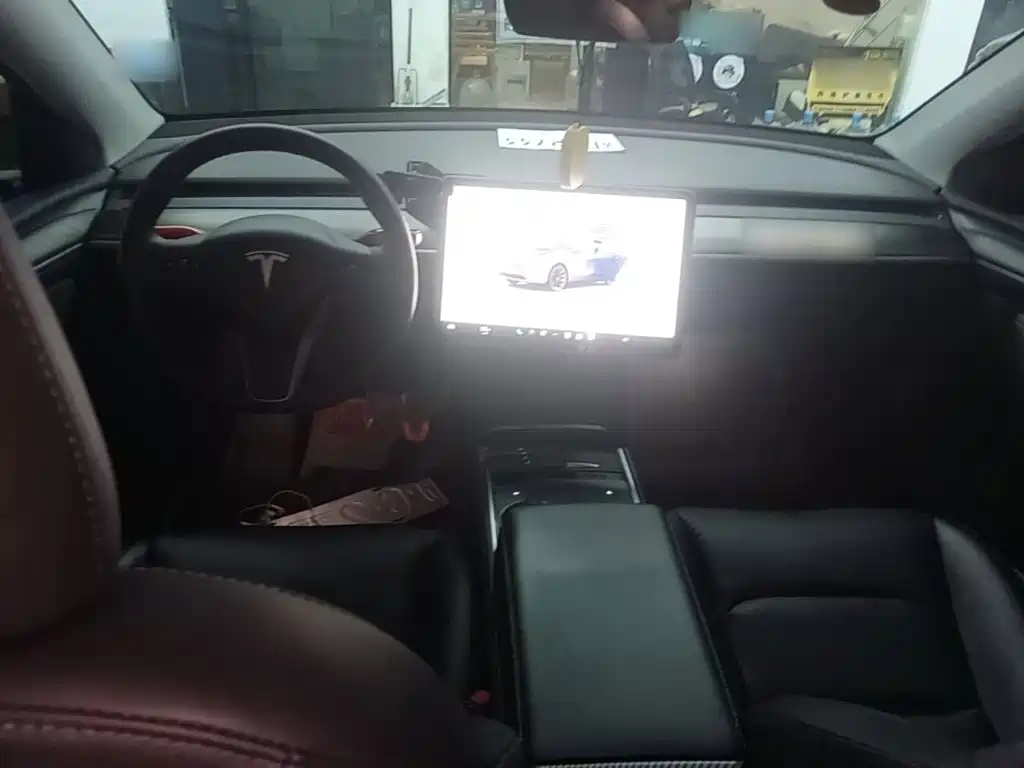 Tesla Model Y — фото 10