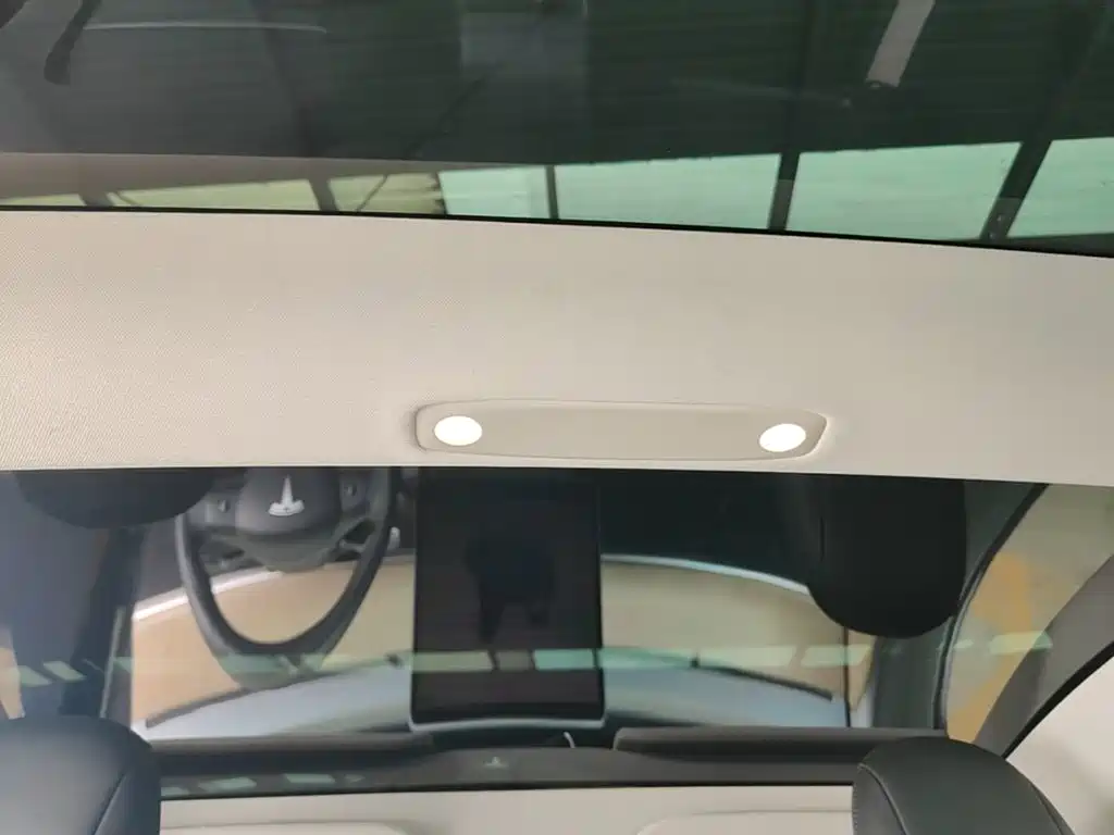Tesla Model 3 — фото 18