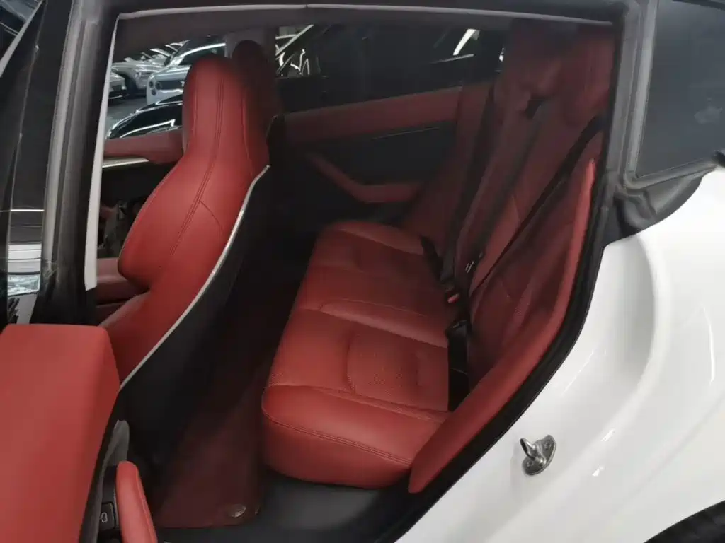Tesla Model 3 — фото 17