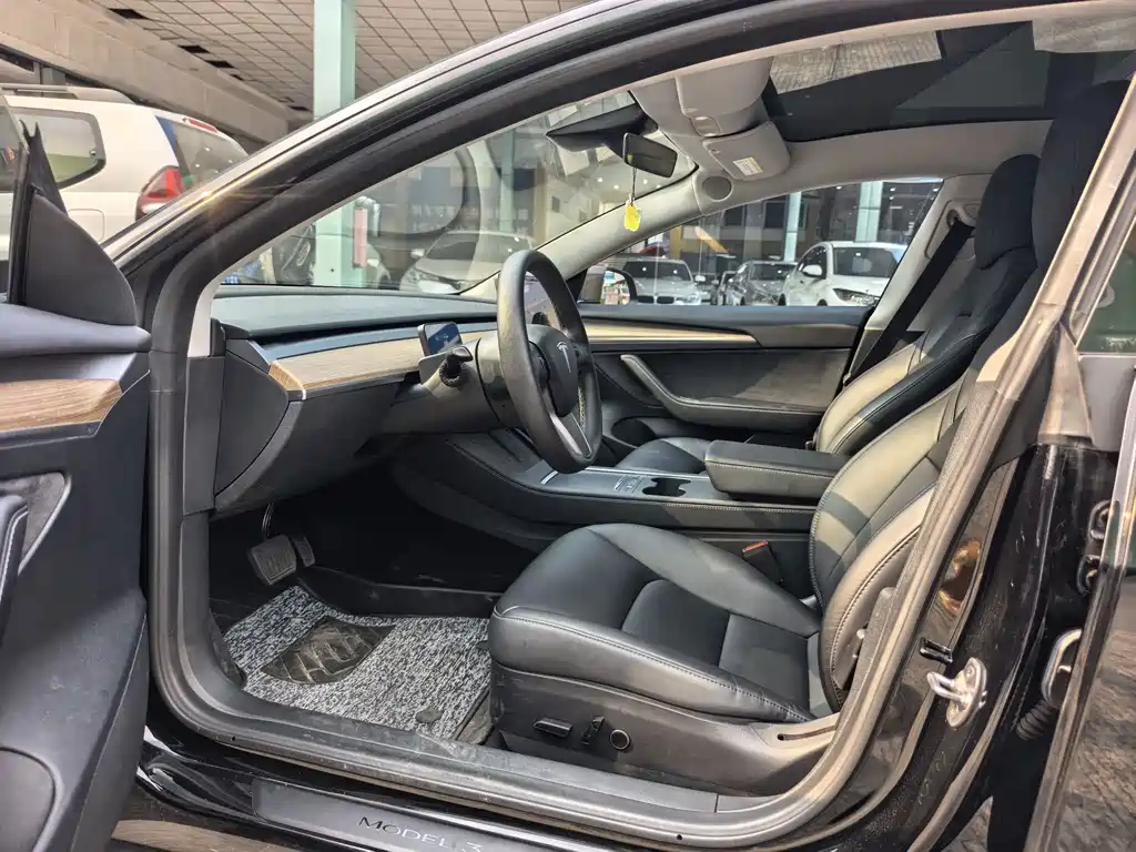 Tesla Model 3 — фото 4